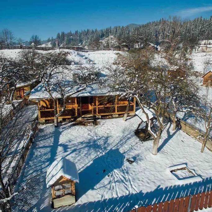 Котедж Шум Черемоша На Березі Річки Verkhovyna Luaran gambar